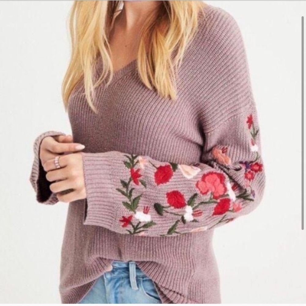 American Eagle Floral sleeved sweater
